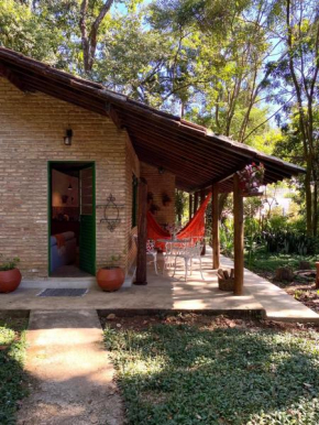 Casa charmosa em condomínio arborizado